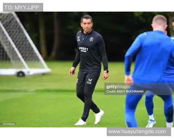 足球球星长裤搭配解析彰显运动潮流与个性时尚魅力